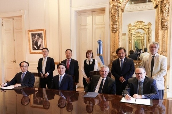 최정우 포스코그룹 회장(앞줄 왼쪽 두번째)이 21일(현지시간) 페르난데스 아르헨티나 대통령(앞줄 왼쪽 세번째)을 만나 리튬사업에 대한 현안을 설명하고 향후 추진할 사업 계획에 대한 지속적인 협력 방안을 논의했다. / 포스코그룹 제공