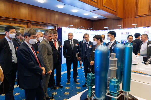 한수원과 한국원전수출협회, 체코상공회의소가 현지시간으로 22일 체코 프라하 힐튼호텔에서 체코 정부인사 및 원전 관련 공급사 등을 초청해 한국 원전기술의 우수성 등을 홍보하기 위한 ‘APR1000 공급자 심포지엄’을 개최했다. 정재훈 한수원 사장을 비롯한 행사 참석자들이 한국 원전 전시관에서 APR1000 원전 모형을 살펴보고 있다./한국수력원자력