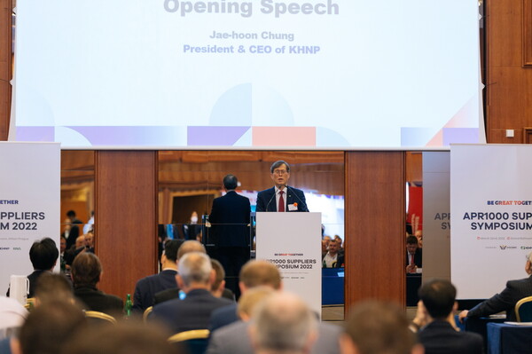 한수원과 한국원전수출협회, 체코상공회의소가 현지시간으로 22일 체코 프라하 힐튼호텔에서 체코 정부인사 및 원전 관련 공급사 등을 초청해 한국 원전기술의 우수성 등을 홍보하기 위한 ‘APR1000 공급자 심포지엄’을 개최했다. 정재훈 한수원 사장이 기조연설을 하고 있다./한국수력원자력