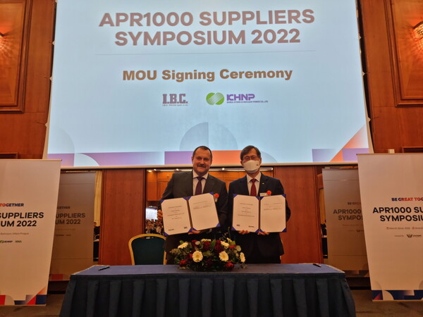 정재훈 한수원 사장(오른쪽)이 현지시간으로 22일 체코 프라하 힐튼호텔에서 체코 현지 공급사인 I.B.C. Praha와 협력 양해각서를 체결하고 체코 신규원전사업을 위해 협력을 강화하기로 했다.(왼쪽 야로슬라프 하노우섹 I.B.C. Praha 대표)/한국수력원자력