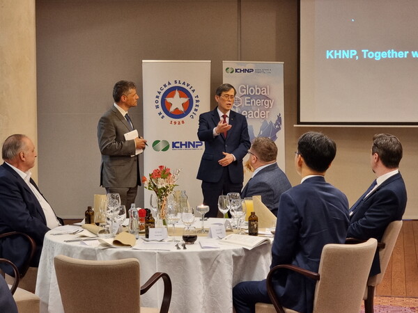 정재훈 한수원 사장(오른쪽)이 현지시간으로 22일 체코 신규원전 건설 예정지인 트레비치를 방문, 발레츠호텔에서 지역 주요인사들과 면담을 통해 한수원과 원전 건설 지역과의 협력 방안을 설명하고 있다./한국수력원자력