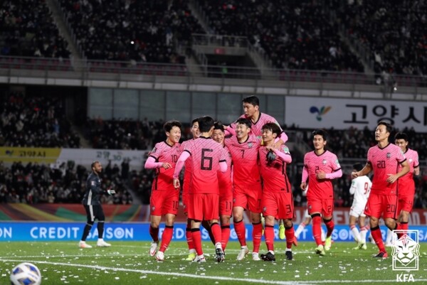 벤투호는 이란전에 최정예 멤버를 가동했다. 2021년 11월 11일 아랍에미리트와 경기에서 득점 후 선수들이 기뻐하고 있다. /KFA 제공