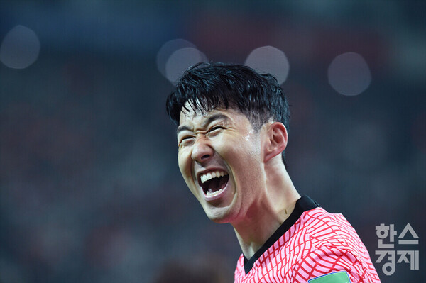 한국은 11년 만에 이란을 꺾고 A조 1위로 올라섰다. /김근현 기자