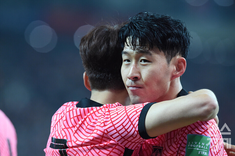 손흥민이 골을 성공한 뒤 동료들과 기쁨을 나누고 있다. /김근현 기자