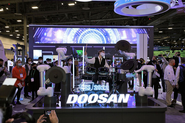 올해 1월 미국 라스베이거스에서 열린 세계 최대 전자·IT 전시회 'CES 2022' 전시관 입구에 설치된 두산로보틱스 협동로봇의 드럼 공연. /사진=두산그룹