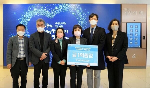 김상준 KCC 이사(오른쪽 두번째)등이 지난 18일 서초구청에서 열린 2022년 반딧불 하우스 업무협약 후 기념사진을 촬영하고 있다. / KCC 제공