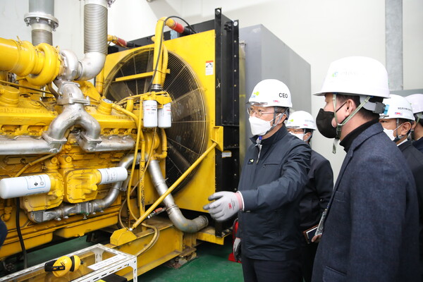 김현준 LH사장이 지난 23일 서울 수서1단지 시설을 살피고 있다. / LH제공