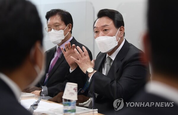 윤석열 대통령 당선인이 25일 오후 서울 종로구 통의동 대통령직인수위원회에서 열린 경제2분과 국토교통부 업무보고 현장을 방문해 인사말을 하고 있다. / 연합뉴스