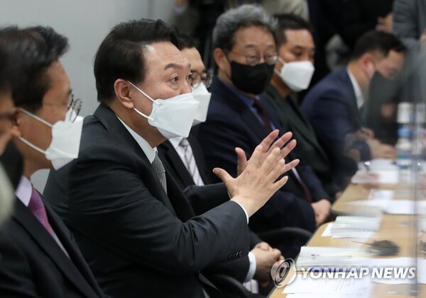 윤석열 대통령 당선인이 25일 오후 서울 종로구 통의동 대통령직인수위원회에서 열린 경제2분과 국토교통부 업무보고 현장을 방문해 인사말을 하고 있다. / 연합뉴스