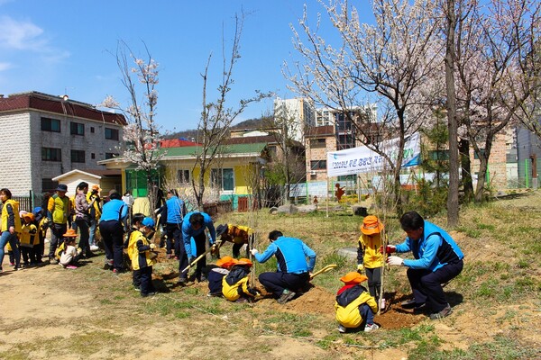 삼천리 직원들이 청량산에서 나무를 심는 `Clean Day` 활동을 펼치고 있다(코로나19 이전)./삼천리