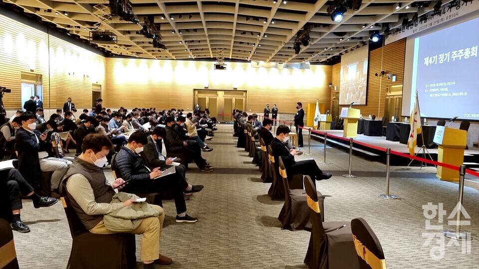 29일 열린 HDC현대산업개발 주주총회장에 모인 주주들이 주주총회가 시작하길 기다리고 있다. / 서동영 기자