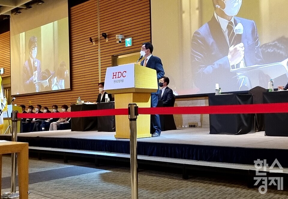 권순호 HDC현대산업개발 대표이사가 주주총회에서 주주로부터 질문을 받고 있다. / 서동영 기자