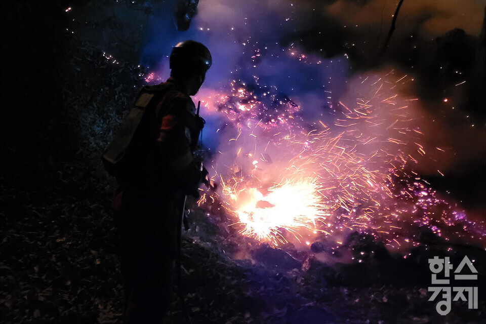 산림청 진천산림항공관리소 소속 공중진화대원들이 울진 산불을 진압하는 모습. /사진=산림청 진천산림항공관리소 제공