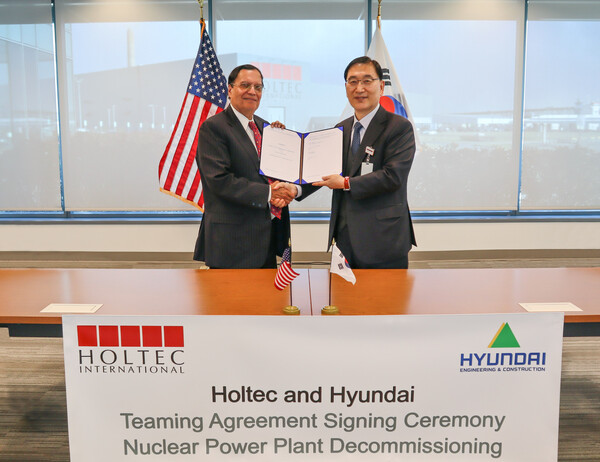 왼쪽부터 크리스 싱 홀텍 CEO, 윤영준 현대건설 대표이사 사장이 사업 협력 계약 서명을 하고 있다. /현대건설 제공