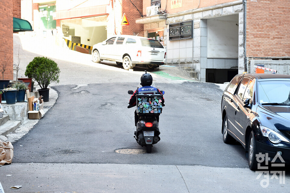 배달에 나선 김배달(가명) 씨가 오토바이를 타고 골목을 달리고 있다. /김근현 기자