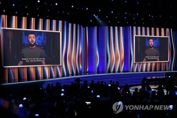 제64회 그래미 어워즈에 등장한 젤렌스키 우크라이나 대통령 / 연합뉴스