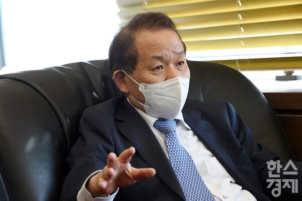 김이수 가습기살균제 조정위원장이 강창현 국장과 대담 중이다./김근현 기자