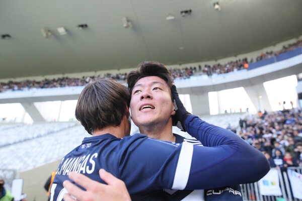 황의조(오른쪽)의 득점에 힙입어 지롱댕 드 보르도는 최하위에서 탈출했다. /지롱댕 드 보르도 트위터