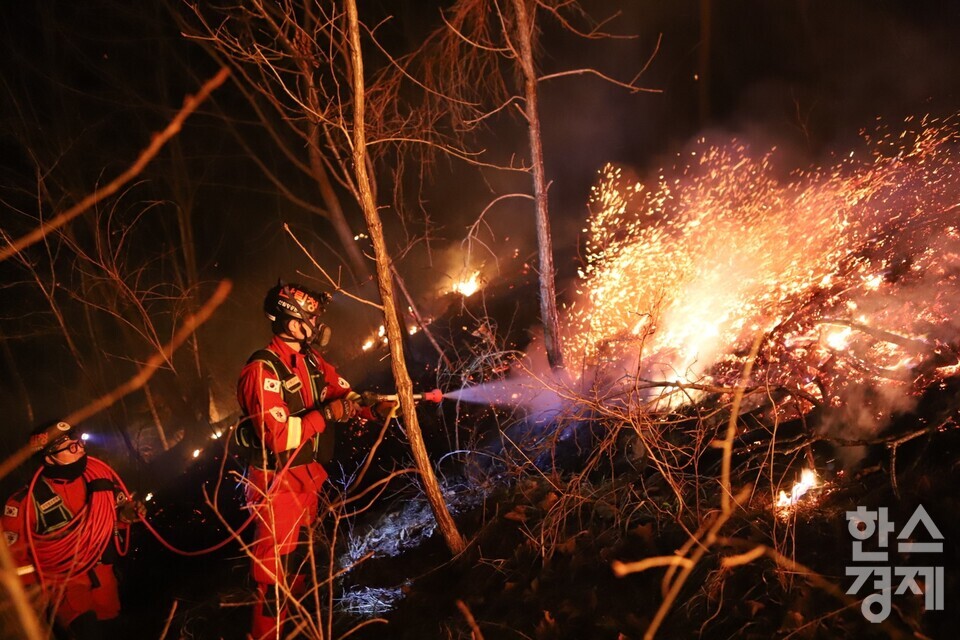 11일 오전 강원도 양구시 한 야산에서 산림청 산림항공본부 공중진화대가 산불진화작업을 벌이고 있다. /산림청 산림항공본부 제공