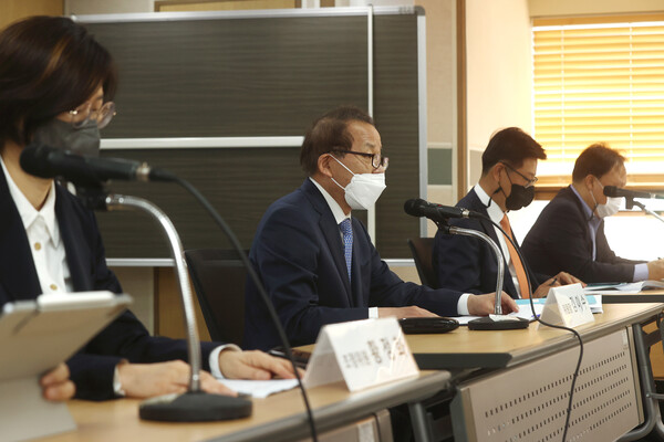 11일 오전 서울 종로구 변호사회관에서 열린 가습기살균제 피해구제를 위한 조정위원회 기자간담회에서 김이수 위원장이 경과보고를 하고 있다. / 연합뉴스 