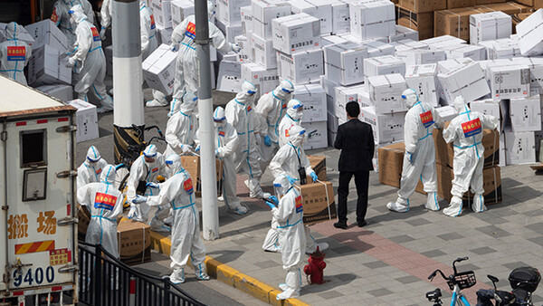 중국 경제수도 상하이가 전면봉쇄를 부분봉쇄로 전환했지만 여전히 어려운 상황이다. /AP 연합뉴스