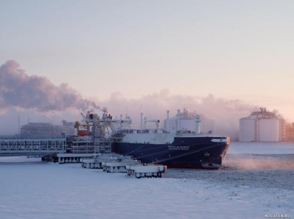 러시아 시베리아 야말반도의 야말 LNG 공장 주변에 정박하고 있는 크리스토프 드 마르주리 호의 모습/연합뉴스
