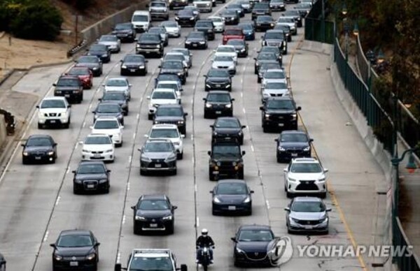 미국 캘리포니아주 로스앤젤레스의 차량으로 꽉 막힌 도로/연합뉴스