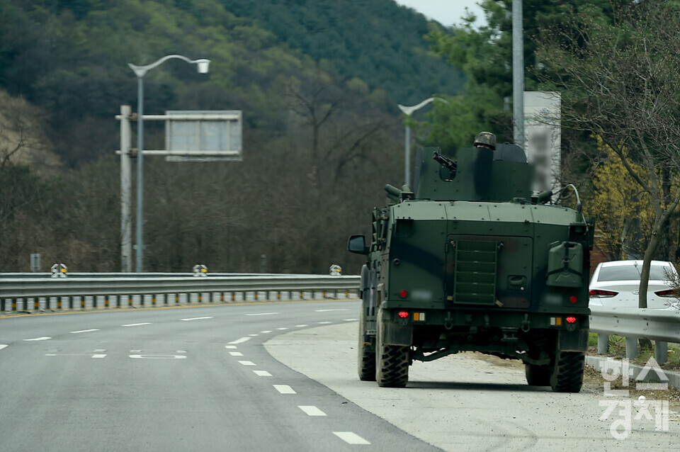 기관총으로 무장한 소형전술차량이 경기도 포천시의 한 국도에서 훈련하고 있다. /포천=김근현 기자