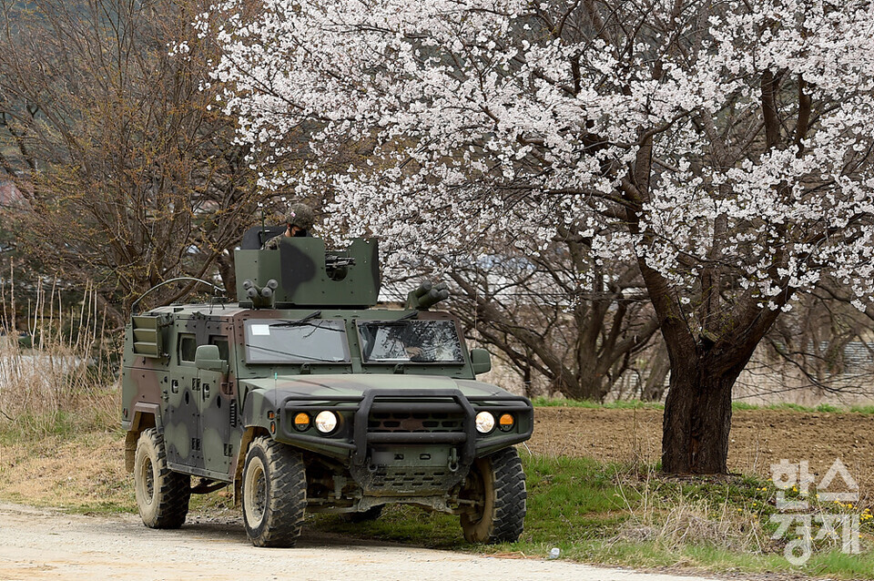 기관총 무장한 채 벚꽃나무에 엄폐한 소형전술차량./포천=김근현 기자