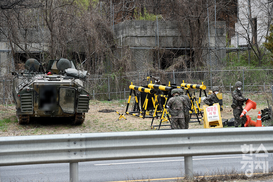 국도에 등장한 장갑차. /포천=김근현 기자