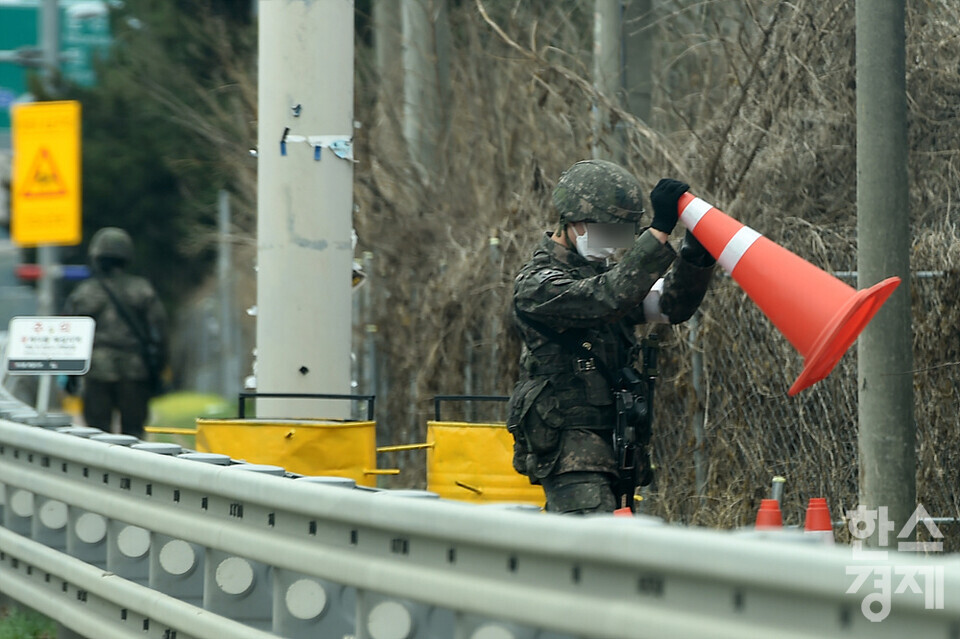 검문소 설치중인 우리 군./포천=김근현 기자