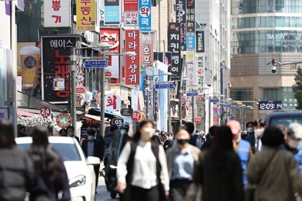 정부가 사회적 거리두기 도입 2년 1개월 만에 전면 해제를 결정한 15일 서울 시내의 한 식당가에서 마스크를 쓴 시민들이 이동하고 있다./제공=연합뉴스