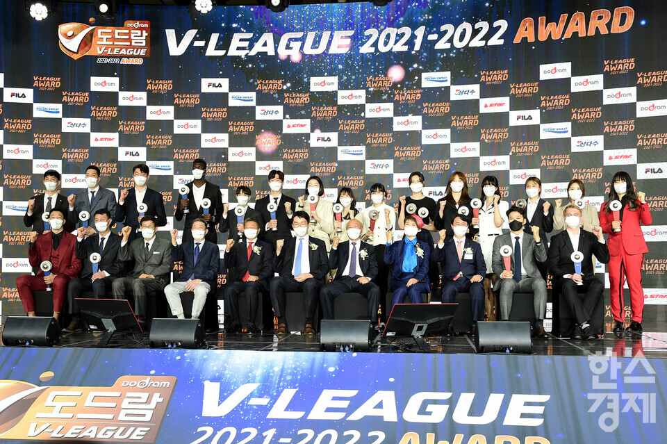 18일 오후 서울 용산구 그랜드하얏트 호텔에서 열린 '도드람 2021~2022 V-리그' 시상식에서 수상자들이 기념촬영을 하고 있다. /김근현 기자