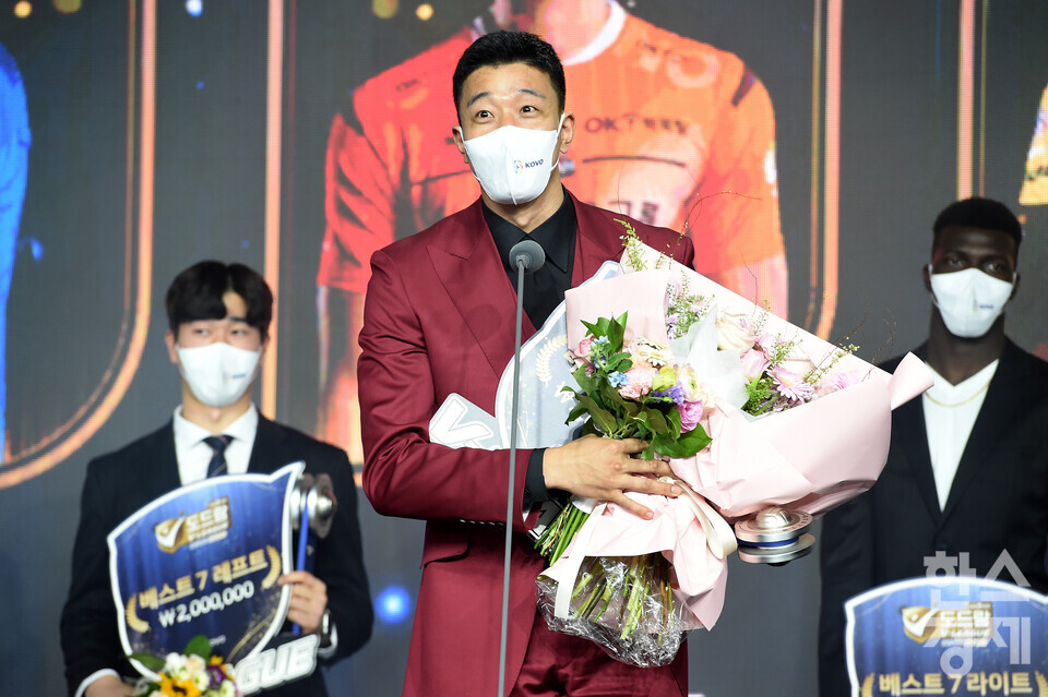 18일 오후 서울 용산구 그랜드하얏트 호텔에서 열린 '도드람 2021~2022 V-리그' 시상식에서 남자부 베스트7상을 수상한 센터 신영석(한국전력)이 수상 소감을 말하고 있다. /김근현 기자