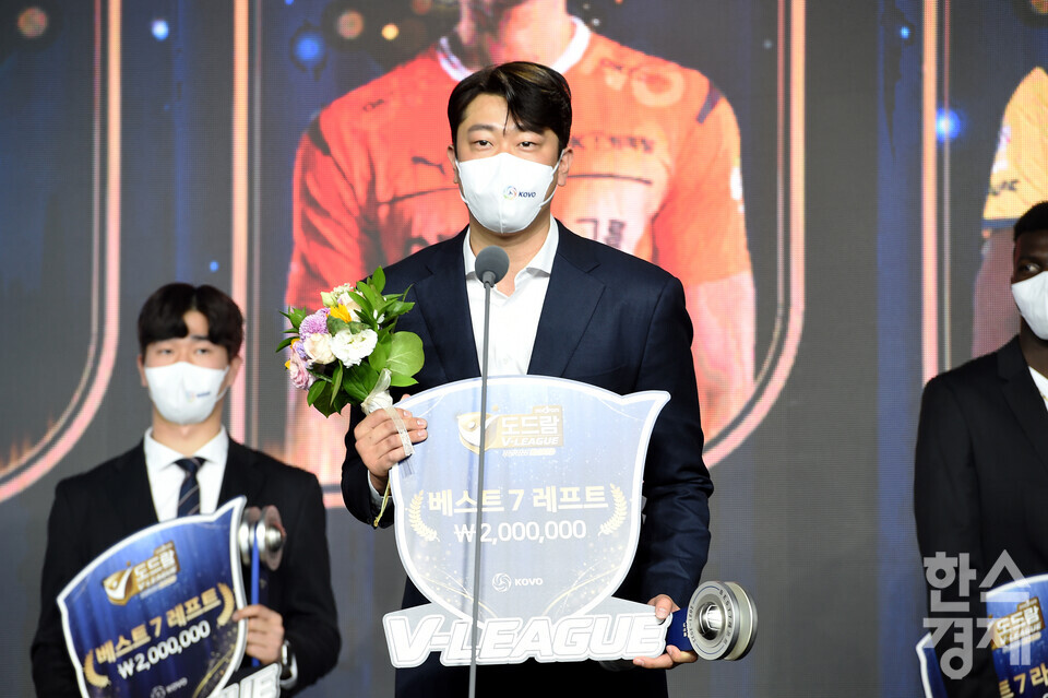 18일 오후 서울 용산구 그랜드하얏트 호텔에서 열린 '도드람 2021~2022 V-리그' 시상식에서 남자부 베스트7상을 수상한 레프트 나경복(우리카드)이 수상 소감을 말하고 있다. /김근현 기자