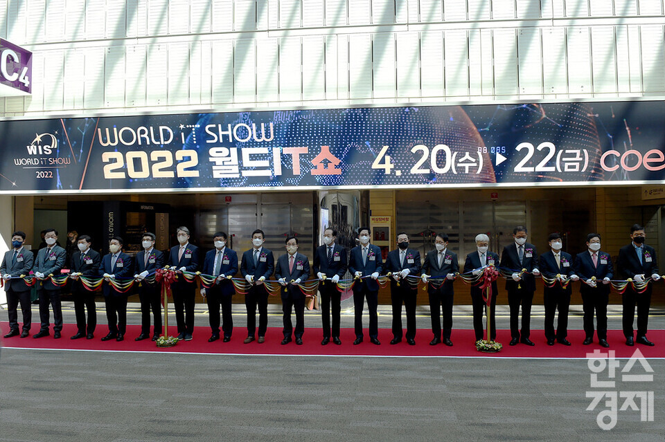 권영세 대통령직인수위원회 부위원장을 비롯한 내빈들이 20일 오전 서울 강남구 코엑스에서 개막한 '2022 월드IT쇼' 개막 행사를 하고 있다. /코엑스=김근현 기자