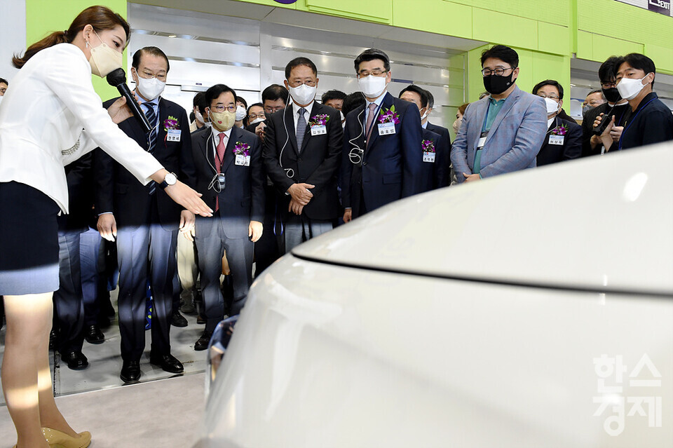 내빈들이 기아의 신제품 전기자동차를 살펴보고 있다. 사진 왼쪽부터 권영세 대통령직인수위원회 부위원장, 박성중 대통령직인수위원회 과학기술교육분과 간사, 김정호 한국경제신문 대표이사, 송호성 기아 사장, 조억헌 전자신문 부회장. /코엑스=김근현 기자