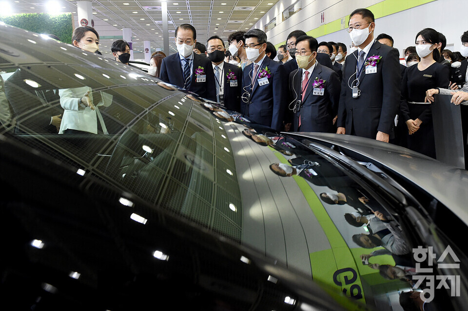 내빈들이 기아의 신제품 전기자동차를 살펴보고 있다. 사진 왼쪽부터 권영세 대통령직인수위원회 부위원장, 구자열 무역협회 회장, 송호성 기아 사장, 박성중 대통령직인수위원회 과학기술교육분과 간사, 김정호 한국경제신문 대표이사. /코엑스=김근현 기자
