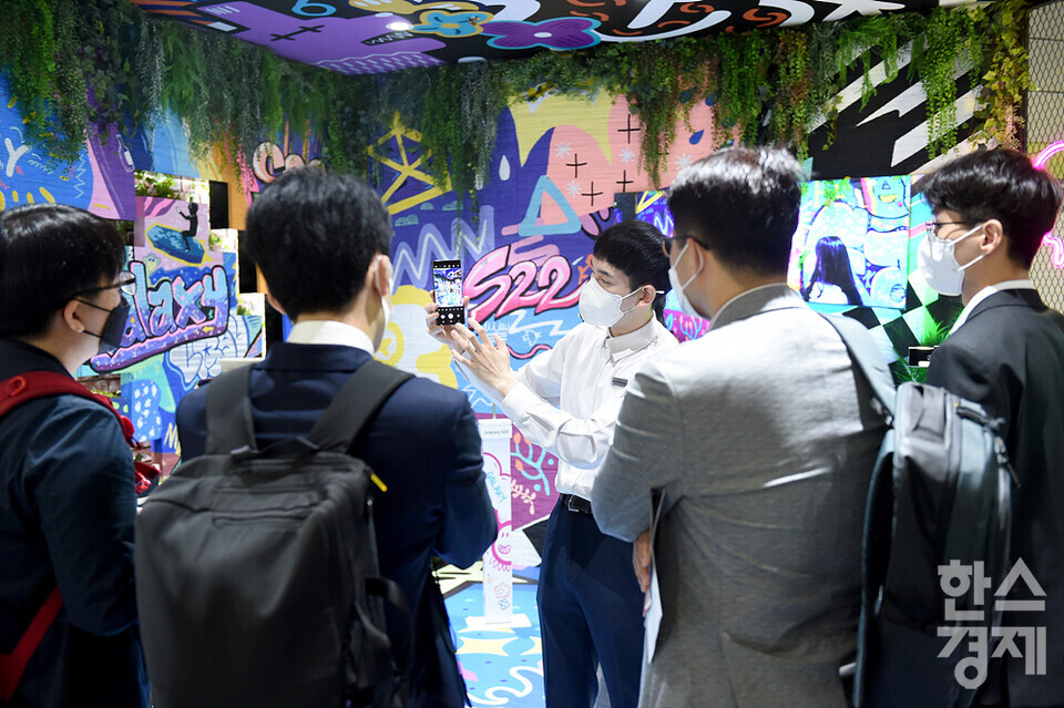 시민들이 삼성 부스에서 삼성 휴대폰의 기술을 살펴보고 있다. /코엑스=김근현 기자