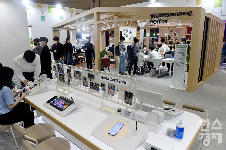시민들이 삼성 부스를 찾아 둘러보고 있다. /코엑스=김근현 기자