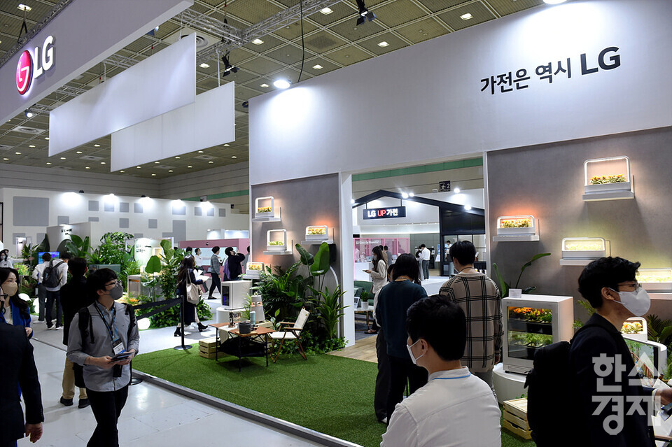 시민들이 엘지 부스를 찾아 둘러보고 있다. /코엑스=김근현 기자