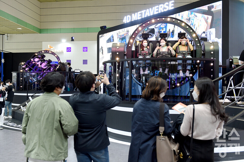 시민들이 SK텔레콤 부스를 찾아 둘러보고 있다. /코엑스=김근현 기자