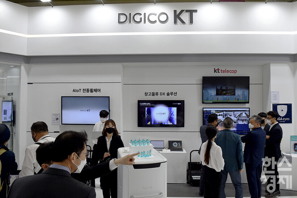 시민들이 KT 부스를 찾아 둘러보고 있다. /코엑스=김근현 기자