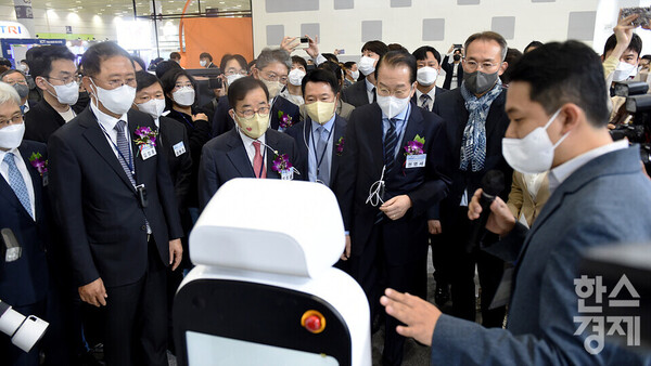 20일 서울 삼성동 코엑스에서 열린 국내 최대 IT 전시회 '2022 월드IT쇼(WIS 2022)'에 삼성전자와 LG전자가 나란히 참여했다. /사진=김근현 기자