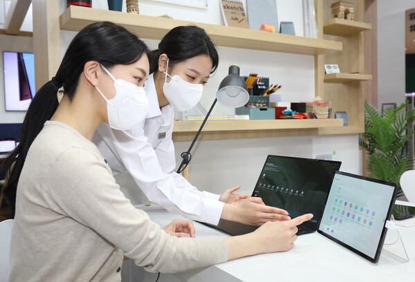 서울 코엑스에서 열린 '월드IT쇼 2022' 삼성전자관에 마련된 팀삼성 오피스를 찾은 관람객이 '갤럭시 S22'와 '갤럭시 북2 프로', '갤럭시 탭 S8' 등 다양한 기기간 파일 공유를 편리하게 할 수 있는 '퀵 쉐어' 기능으로 더욱 효율적인 업무 환경을 체험하고 있다. /사진=삼성전자