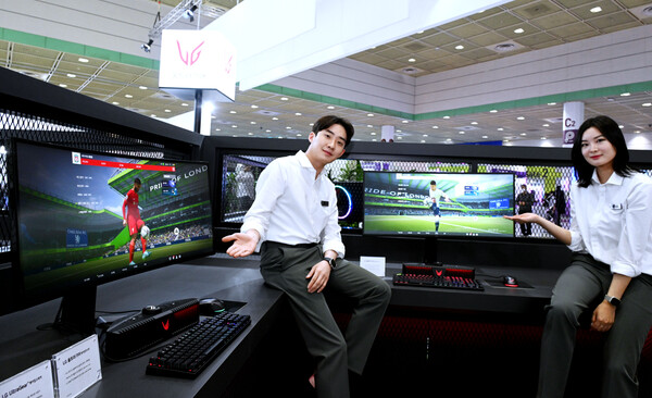 LG전자가 22일까지 서울 코엑스에서 열리는 월드IT쇼 2022에 참가해 혁신 라이프스타일을 경험할 수 있는 전시 공간을 마련했다. LG전자 모델들이 게이밍 IT 제품 브랜드 LG 울트라기어의 다양한 제품들을 소개하고 있다. /사진=LG전자