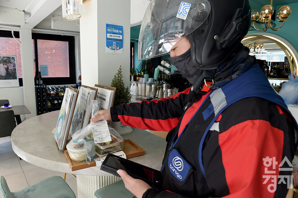 코로나19 대표 수혜업종으로 승승장구하던 배달업계에 위기가 찾아왔다. /사진=김근현 기자