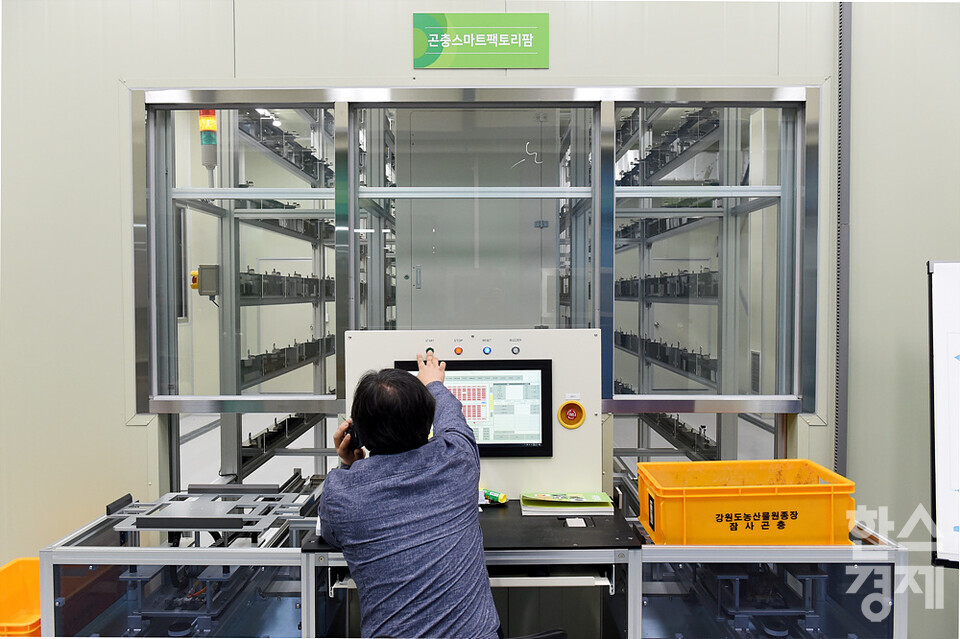 석영식 박사가 곤충스마트팩토리팜을 작동하고 있다. /강원도농산물원종장=김근현 기자