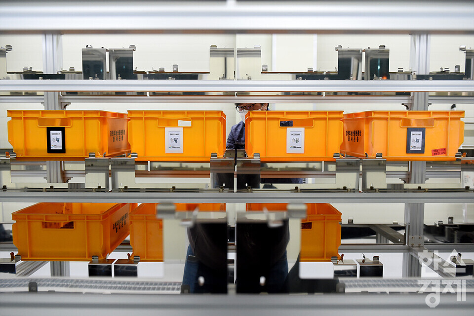 석영식 박사가 곤충스마트팩토리팜에서 사육중인 밀웜을 살펴보고 있다. /강원도농산물원종장=김근현 기자