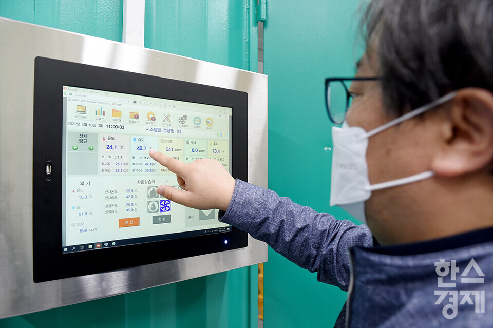 데이터 수집센서를 통해 수집된 데이터가 제어 패널을 통해 표시되고 있다. /강원도농산물원종장=김근현 기자